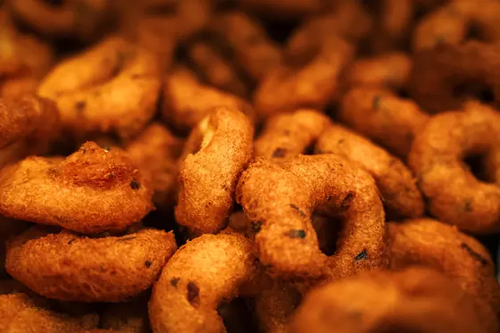 A close-up of freshly fried medu vada