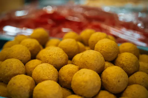 A tray of golden besan laddu